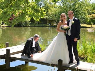 ceremoniemeester bruidskoppel tuin foto Geurts
